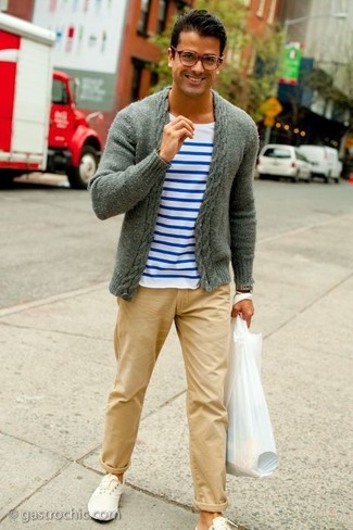 Как носить белые низкие кеды с серым кардиганом мужчине