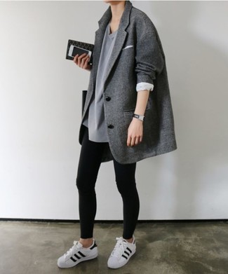 Как носить белые низкие кеды с серым пальто женщине