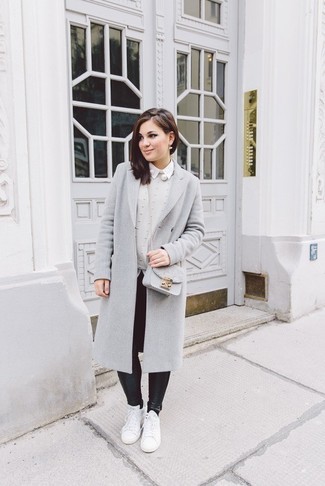 Как носить белые низкие кеды с серым пальто женщине