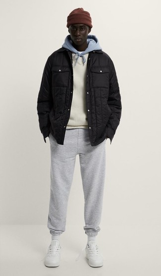 Как носить белые низкие кеды с серыми спортивными штанами мужчине