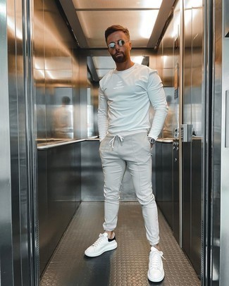 Как носить белые низкие кеды с серыми спортивными штанами мужчине