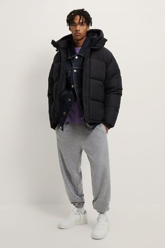 Как носить белые низкие кеды с серыми спортивными штанами мужчине