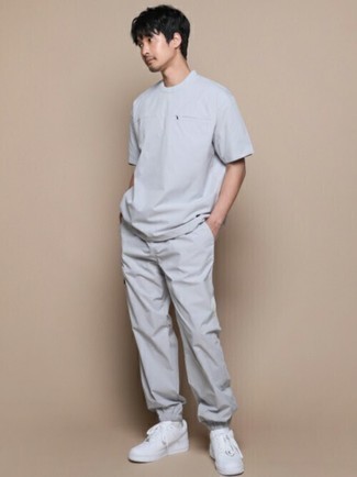 Как носить белые низкие кеды с серыми спортивными штанами мужчине