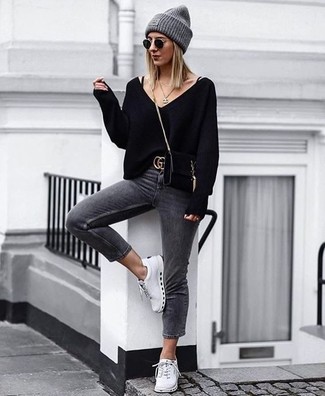 Какие джинсы носить с белыми низкими кедами женщине