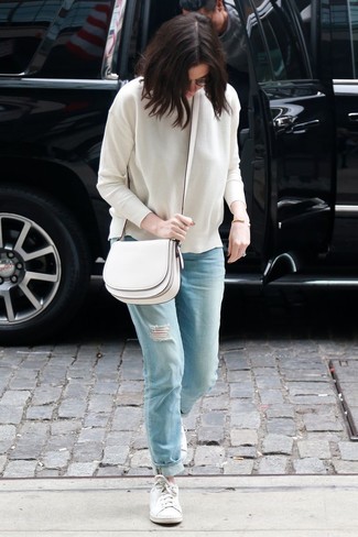 Какие джинсы носить с белыми низкими кедами женщине