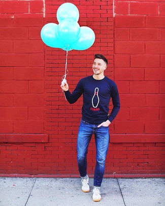 Какие джинсы носить с белыми низкими кедами мужчине