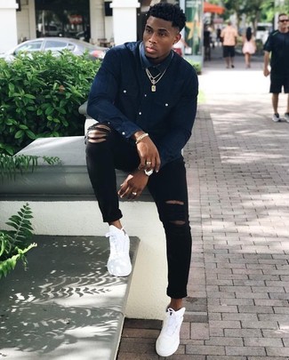 Какие джинсы носить с белыми низкими кедами мужчине