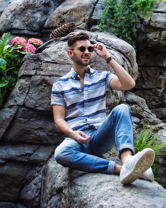 Какие джинсы носить с белыми низкими кедами мужчине