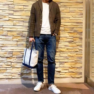 Какие джинсы носить с белыми низкими кедами мужчине