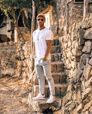 Какие джинсы носить с белыми низкими кедами мужчине