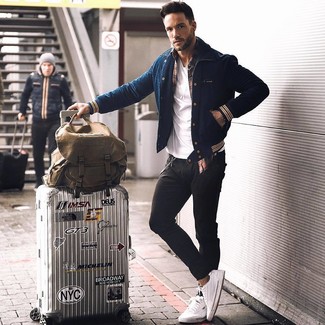 Какие джинсы носить с белыми низкими кедами мужчине