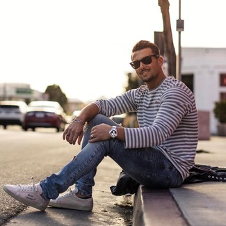 Какие джинсы носить с белыми низкими кедами мужчине