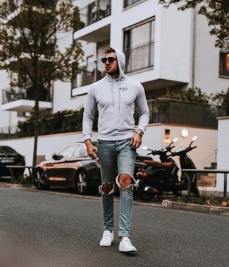 Какие джинсы носить с белыми низкими кедами мужчине