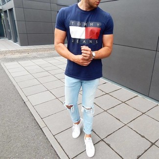 Какие джинсы носить с белыми низкими кедами мужчине