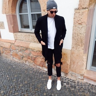 Какие джинсы носить с белыми низкими кедами мужчине