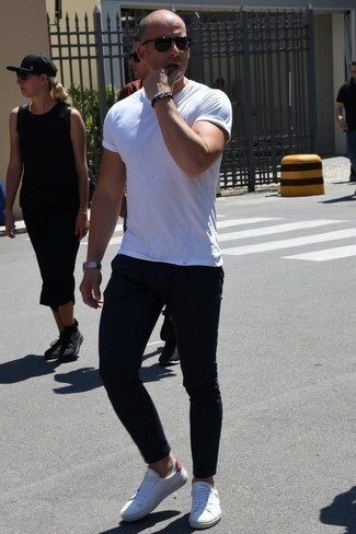 Какие джинсы носить с белыми низкими кедами мужчине