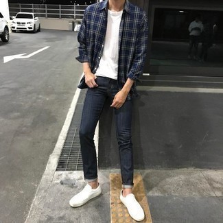 Какие джинсы носить с белыми низкими кедами мужчине