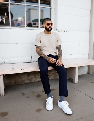 С чем носить белые низкие кеды мужчине