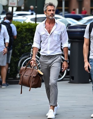 С чем носить белые низкие кеды мужчине