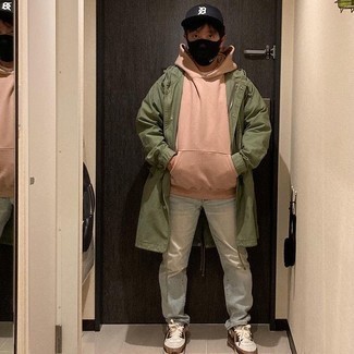 Как носить белые низкие кеды с голубыми джинсами мужчине