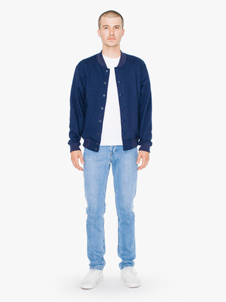 Как носить белые низкие кеды с голубыми джинсами мужчине