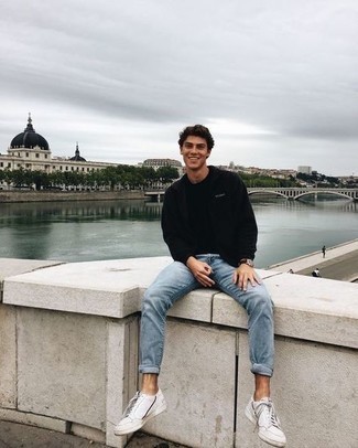 Как носить белые низкие кеды с голубыми джинсами мужчине