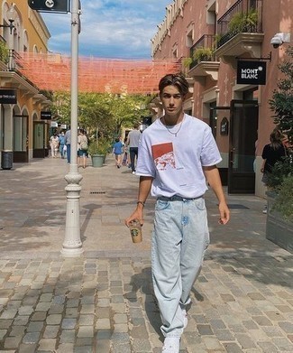 Как носить белые низкие кеды с голубыми джинсами мужчине