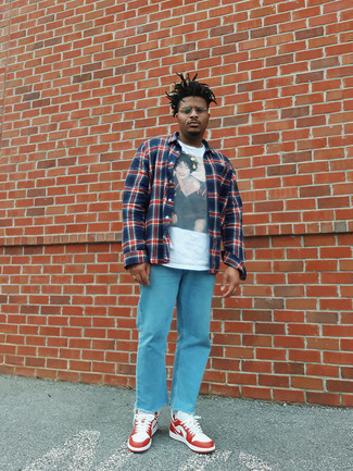 Как носить белые низкие кеды с голубыми джинсами мужчине