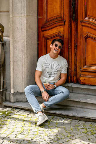 Как носить белые низкие кеды с голубыми джинсами мужчине