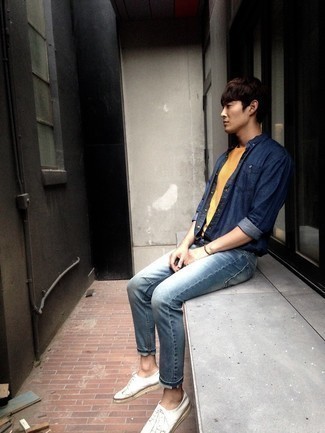 Как носить белые низкие кеды с голубыми джинсами мужчине