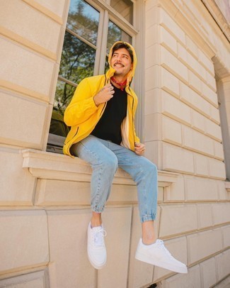 Как носить белые низкие кеды с голубыми джинсами мужчине