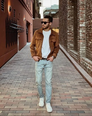 Как носить белые низкие кеды с голубыми джинсами мужчине