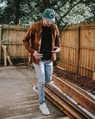 Как носить белые низкие кеды с голубыми джинсами мужчине