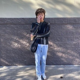 Как носить белые низкие кеды с голубыми джинсами мужчине