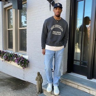 Как носить белые низкие кеды с голубыми джинсами мужчине