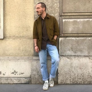 Как носить белые низкие кеды с голубыми джинсами мужчине