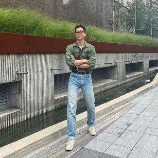 Как носить белые низкие кеды с голубыми джинсами мужчине