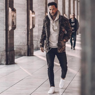 Какие куртки в стиле милитари носить с белыми низкими кедами мужчине