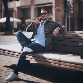Какие куртки в стиле милитари носить с белыми низкими кедами мужчине