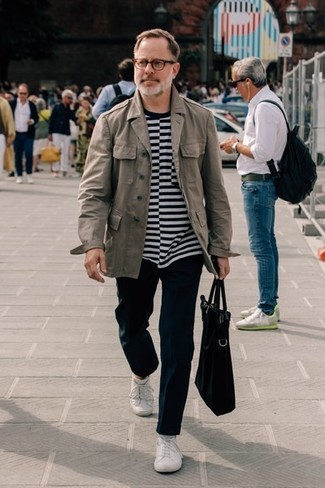 Какие куртки в стиле милитари носить с белыми низкими кедами мужчине