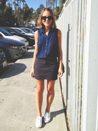 Какие мини-юбки носить с белыми низкими кедами