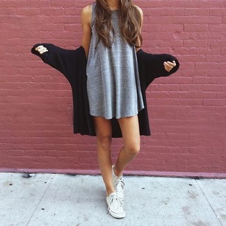 Какие открытые кардиганы носить с белыми низкими кедами женщине