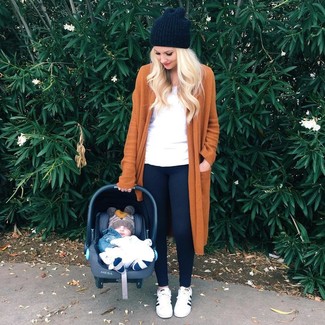 Какие открытые кардиганы носить с белыми низкими кедами женщине