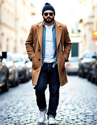 Какие длинные пальто носить с белыми низкими кедами