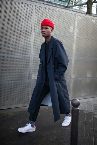 Какие длинные пальто носить с белыми низкими кедами