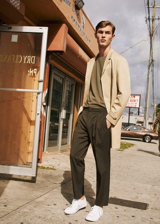 Какие длинные пальто носить с белыми низкими кедами