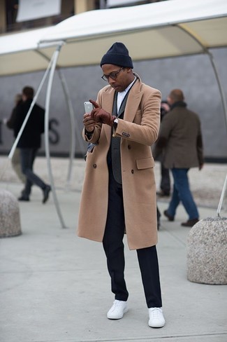 Какие длинные пальто носить с белыми низкими кедами