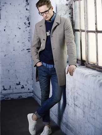 Какие длинные пальто носить с белыми низкими кедами