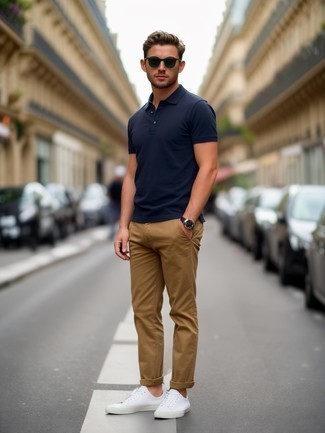 Какие футболки-поло носить с белыми низкими кедами мужчине