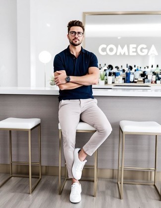 Какие футболки-поло носить с белыми низкими кедами мужчине